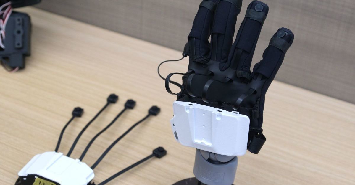 村田製作所がVRグローブ新興と協業 AI時代の入力機器に商機：CEATEC