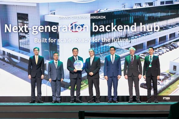 �J�����̗l�q�B�E����4�Ԗڂ�Infineon COO��Alexander Gorski���A���̍��ׂ�Anutin Charnvirakul�^�C��