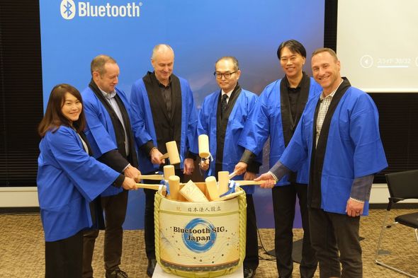 ������3�Ԗڂ�Bluetooth SIG CEO��Neville Meijers���A�E����2�Ԗڂ�Bluetooth SIG Japan��\�̍��쌕��