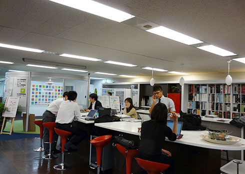 �Г��̂قڒ����ɐݒu���ꂽ��ƃX�y�[�X�B�Ј����p�ɂɒʂ邽�߃R�~���j�P�[�V���������₷��