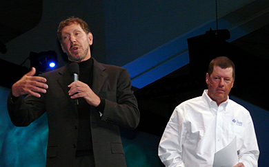 オープニングセッションに登場した米Oracleのラリー・エリソンCEO（左）と米Sunのスコット・マクニーリー会長