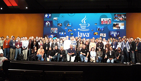 JavaOne最終日のゼネラルセッション後に行われた記念撮影。果たして次回開催はあるのか