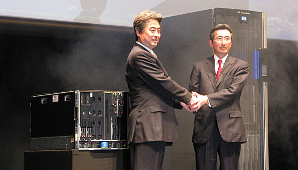 新製品を前に握手を交わす日本HPの小出伸一社長（右）とインテルの吉田和正社長