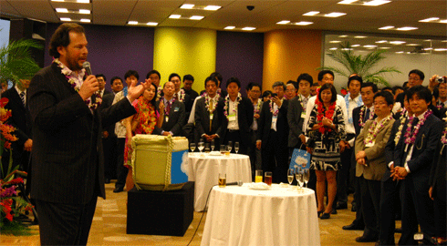 日本法人設立10周年記念パーティーであいさつするSalesforce.comのマーク・ベニオフ会長兼CEO