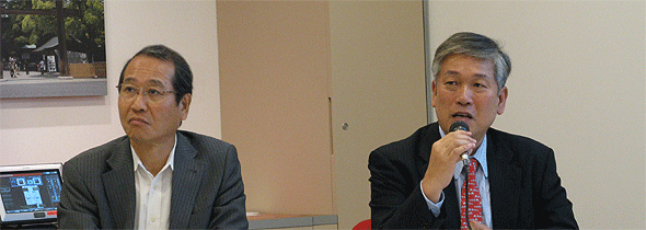 決算説明会に臨む日本オラクルの遠藤隆雄社長（右）と野坂茂専務