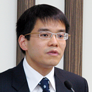 記者説明会に臨む日本マイクロソフト インフォメーションワーカービジネス本部のロアン・カン本部長