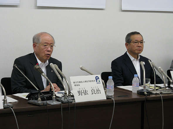 共同会見に臨む理化学研究所の野依良治理事長（左）と富士通の間塚道義会長