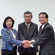 左から、日本マイクロソフト 執行役 カスタマーサービス&サポート ゼネラルマネジャーの佐々木順子氏、東北六県商工会議所連合会 仙台商工会議所 専務理事の間庭洋氏、大学ICT推進協議会会長の安浦寛人氏