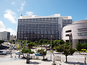 那覇の中心部にある沖縄県庁。多くの観光客が訪れる国際通りの起点に位置する
