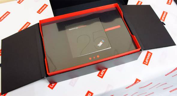 ThinkPadに7段配列キーボードと3色ロゴが復活――レノボ、25周年記念 