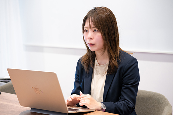 �J������