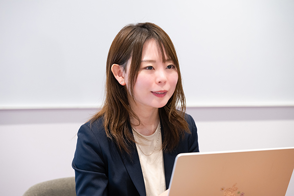 �J������