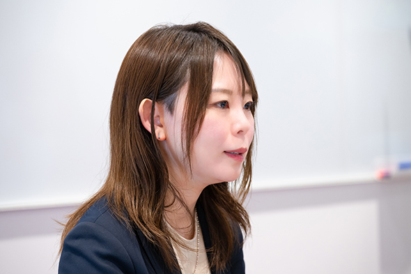 �J������