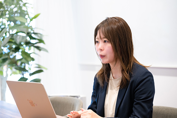 �J������