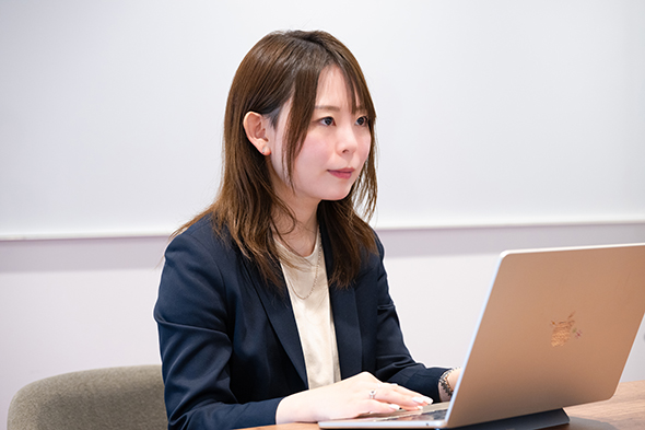 �J������