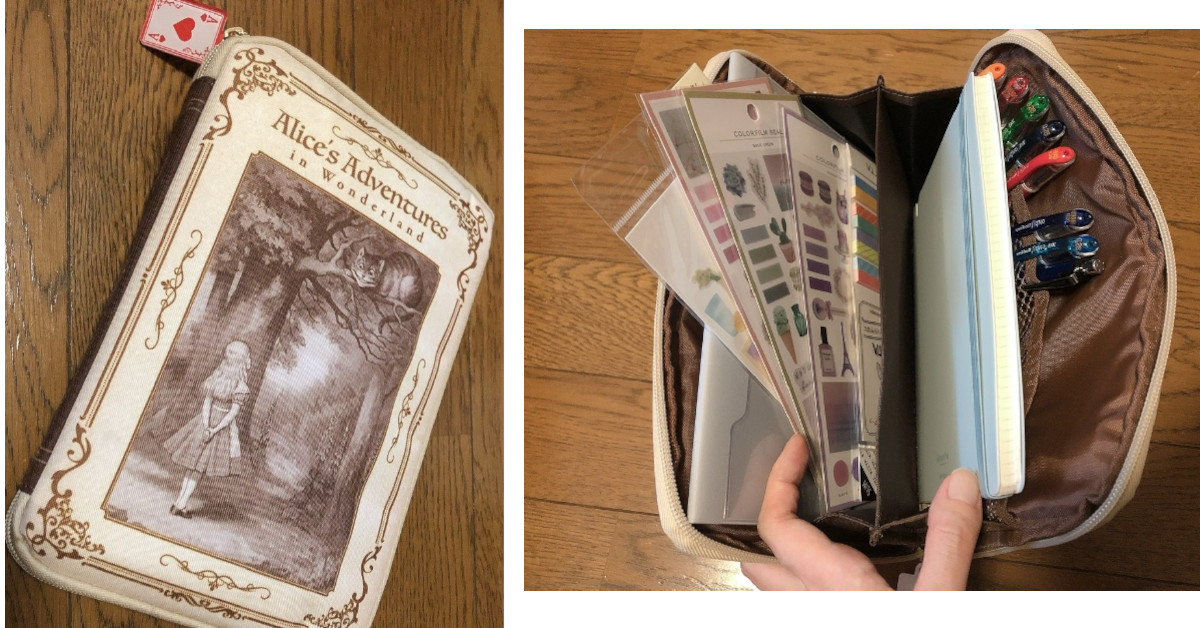 宝島社のレトロ付録】「アリスのじゃばらポーチ」は洋書みたいで大人