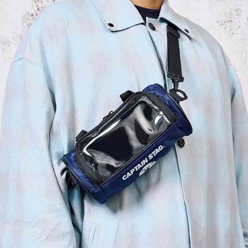 クールで機能的な付録「スマホショルダー」（1090円）は財布機能