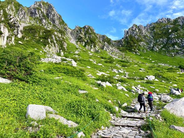 絶景が話題の「日本百名山」4選 月面世界のような火口や、色とりどりの高山植物を堪能できる【2023年7月版】 - Fav-Log by ITmedia