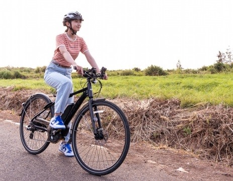 自転車用ヘルメット」の持ち運び問題 かさばるのがイヤ……良い方法は