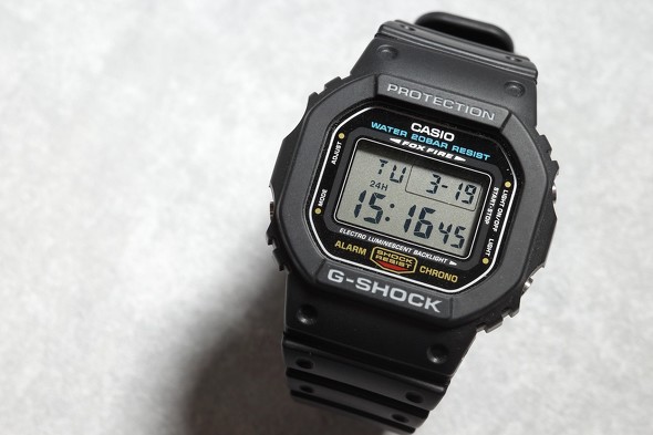 腕時計 愛好家の実機レビュー】クラシカルな「角型G-SHOCK」から感じる“ベーシックなモノの良さ” ニューモデルとの違いは？ - Fav-Log  by ITmedia