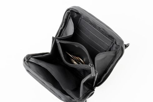 �󓇎ЁuResistant W ����ɋ����h���X�}�z�V�����_�[�o�b�OBOOK�v