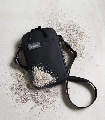 �󓇎ЁuResistant W ����ɋ����h���X�}�z�V�����_�[�o�b�OBOOK�v