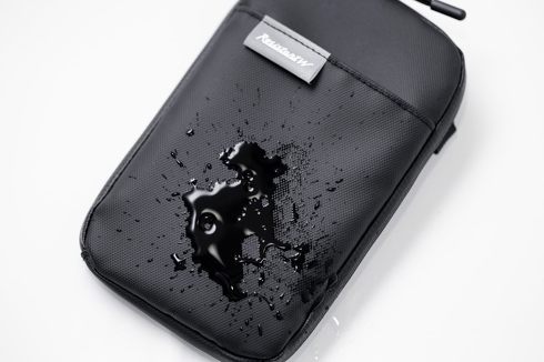 �󓇎ЁuResistant W ����ɋ����h���X�}�z�V�����_�[�o�b�OBOOK�v