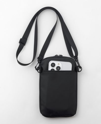 �󓇎ЁuResistant W ����ɋ����h���X�}�z�V�����_�[�o�b�OBOOK�v