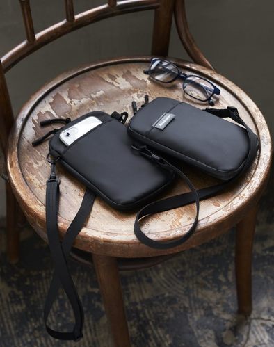 �󓇎ЁuResistant W ����ɋ����h���X�}�z�V�����_�[�o�b�OBOOK�v