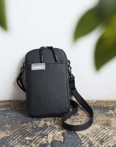 �󓇎ЁuResistant W ����ɋ����h���X�}�z�V�����_�[�o�b�OBOOK�v