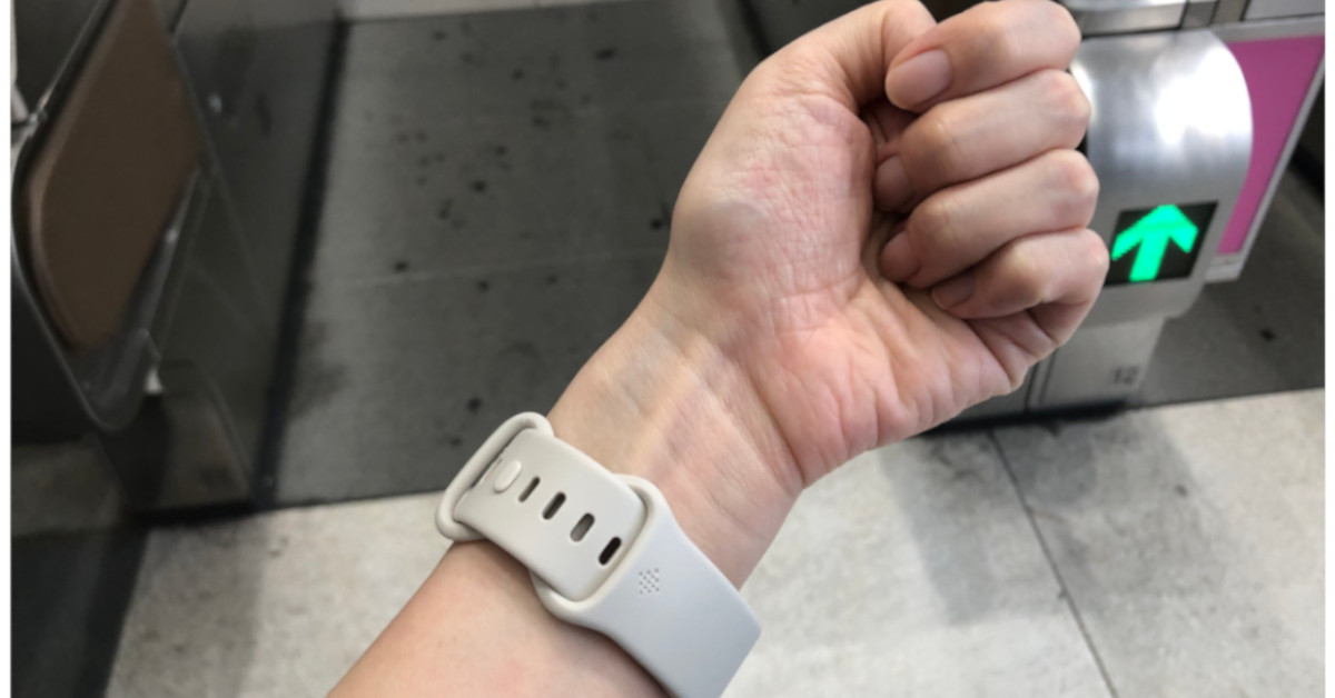 Suica対応のトラッカー「Fitbit Charge 5」で改札をスイスイ通りたかっ 
