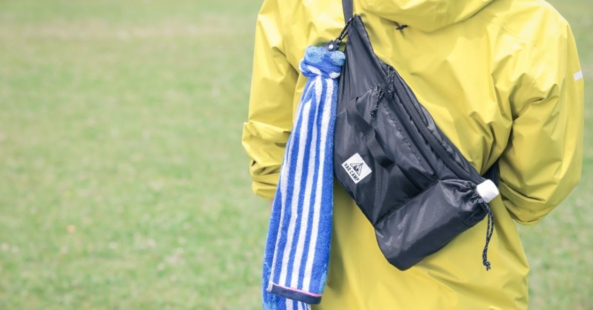 付録】フェスで役立つ「タオルホルダー付きボディバッグ」が登場