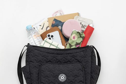 ブラック星柄キルティングバッグ 新刊情報】Kipling（キプリング）整理上手な8ポケット 星柄