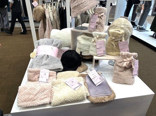 フリースカバー付き湯たんぽセット ワークマン】裏アルミ搭載の「湯たんぽ」が人気の“あったか