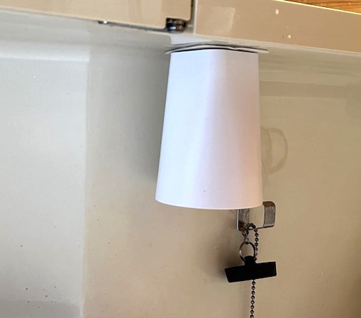 山崎実業の「フィルムシート洗面戸棚下マグネットタンブラー タワー」