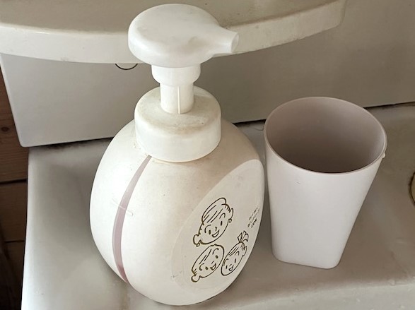 洗面台の上は小物が多くてごちゃごちゃしがち