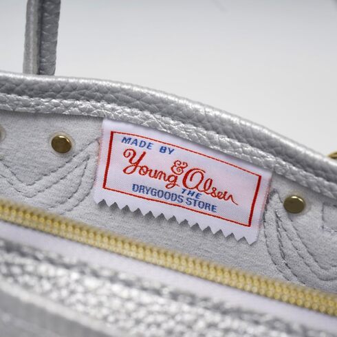 付録】本格レザー調の“シルバーのショルダーバッグ”登場 3ポケット仕様