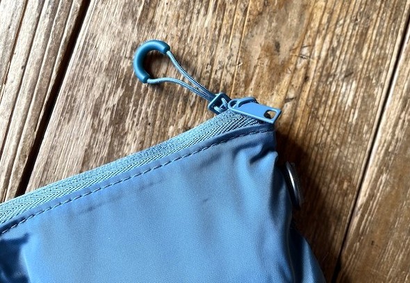 �Е��̃t�@�X�i�[�ɂ͂Ђ����t���Ă���