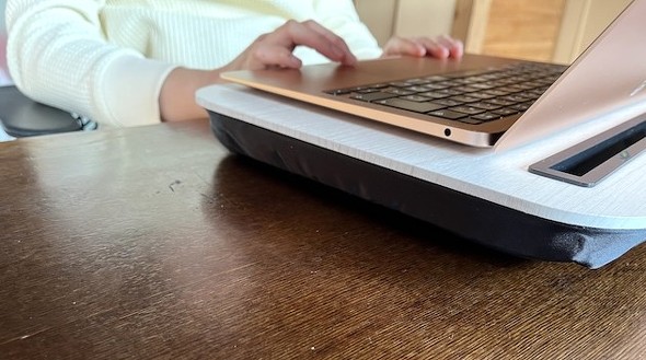 �m�[�g�p�\�R���̍�ƒ��ɍ������~�����Ƃ���