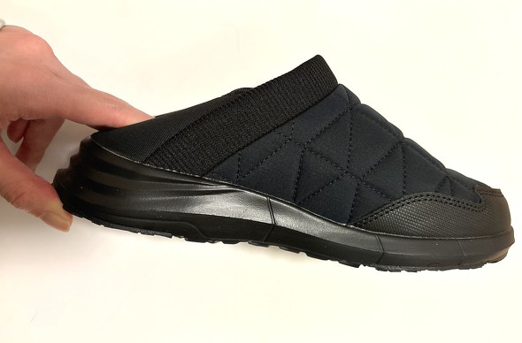 かかと部分はスムーズに倒れる