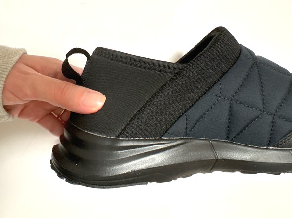 かかと部分を踏んで倒せるようになっている