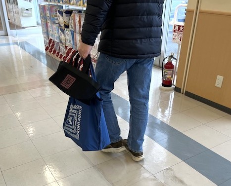 �ʐ^�͐g��175cm�̐l�����C���g�[�g���莝�����Ă���