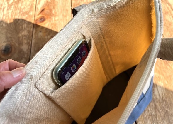 �����ɃX�}�z�i�ʐ^��iPhone 13�j������|�P�b�g�t��