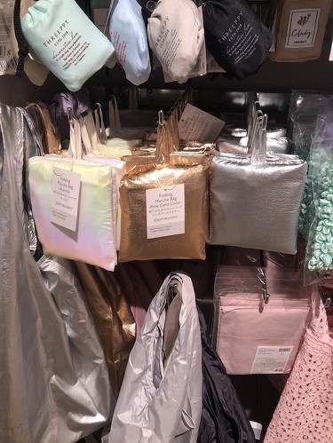 店舗では他のカラーも展開