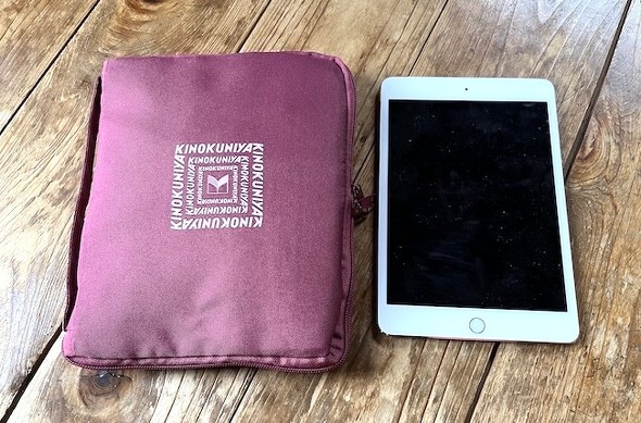 �����񂾏�Ԃ�iPad mini�Ɣ�r