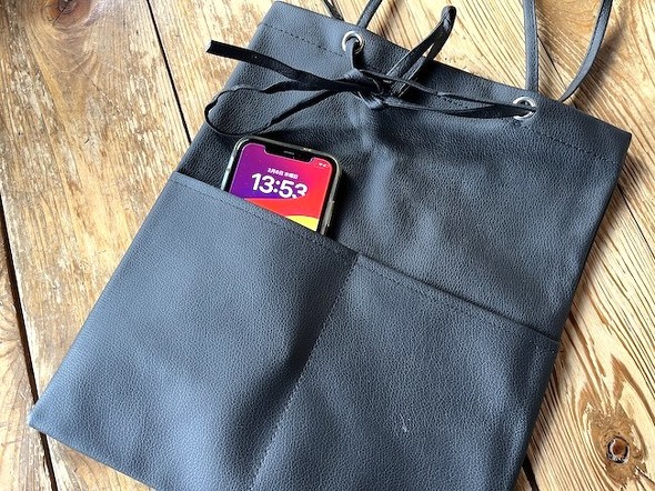 ���ʂɂ̓|�P�b�g������