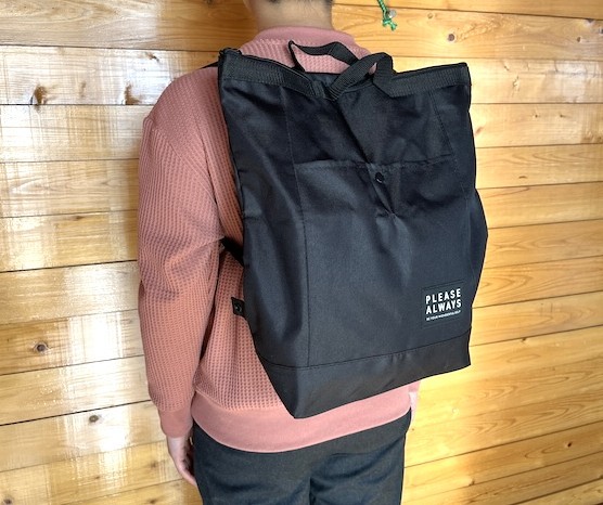 身長約155cmの人がリュックとして背負っているところ