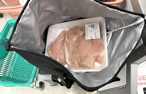 大きな鶏肉パックを水平に持ち運べる