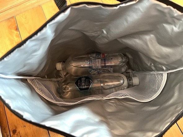 1Lのペットボトル2本が横向きに入る