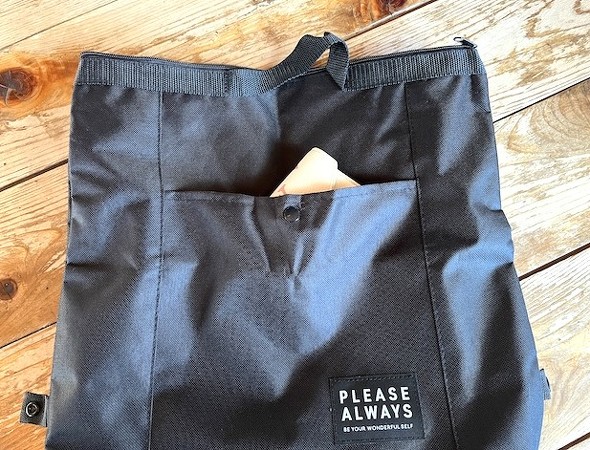 正面にポケットがある